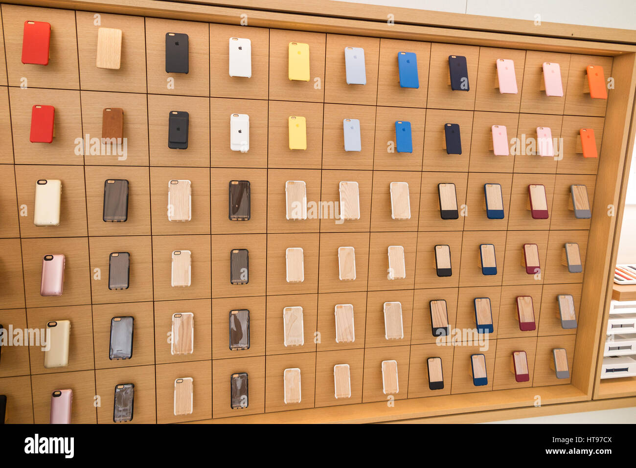 Varietà di colori delle custodie per iPhone su un display presso il negozio Apple Store West 14th St. ubicazione in NYC Foto Stock