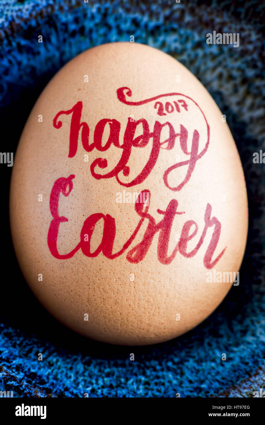 Felice Pasqua 2017 scritta a mano in caratteri rossi su uovo closeup Foto Stock