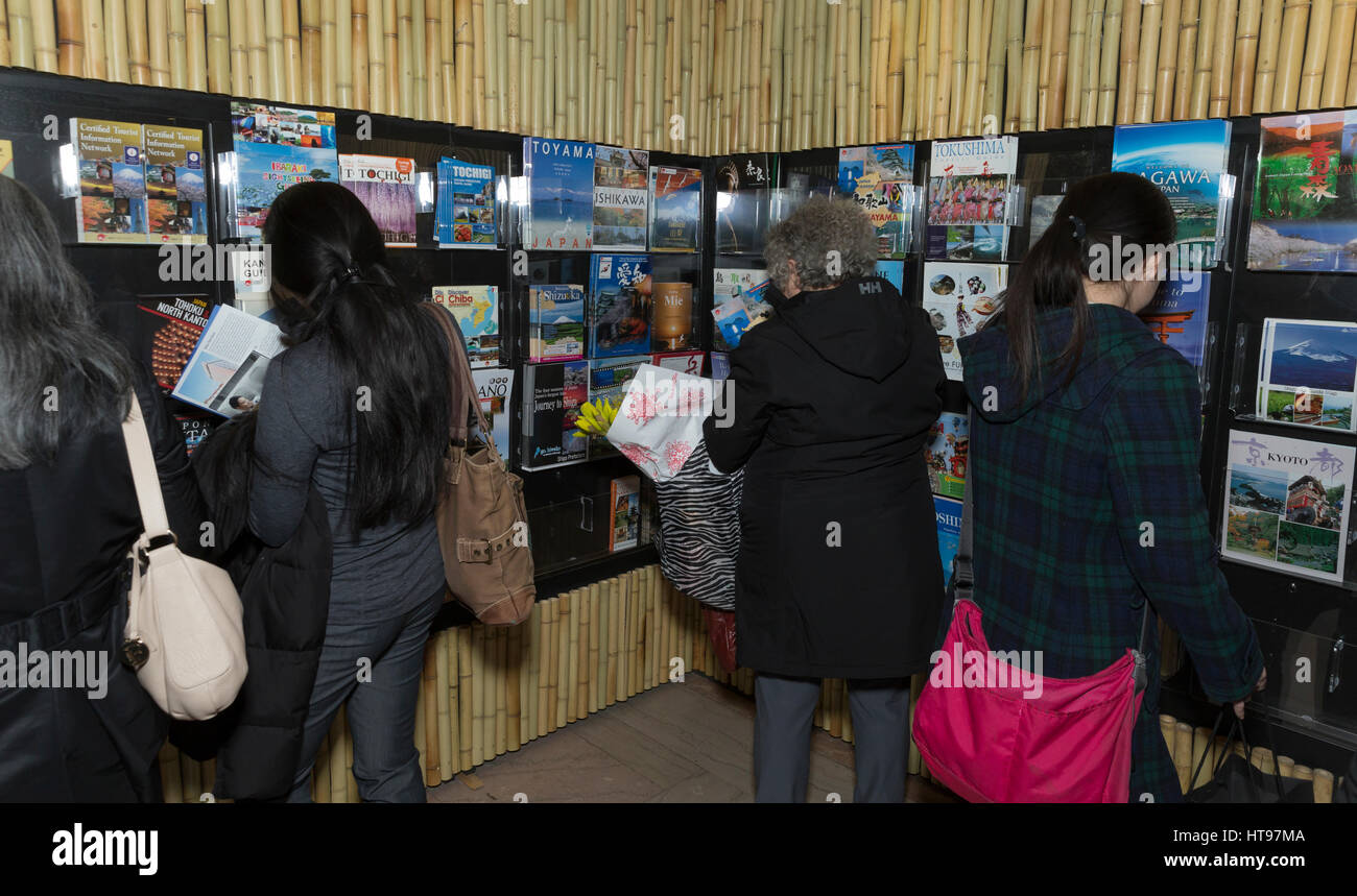 New York, Stati Uniti. 09Mar, 2017. I Newyorkesi sfoglia volantini di viaggio durante la settimana il Giappone alla Vanderbilt Hall della Grand Central Terminal Credit: Lev Radin/Pacific Press/Alamy Live News Foto Stock