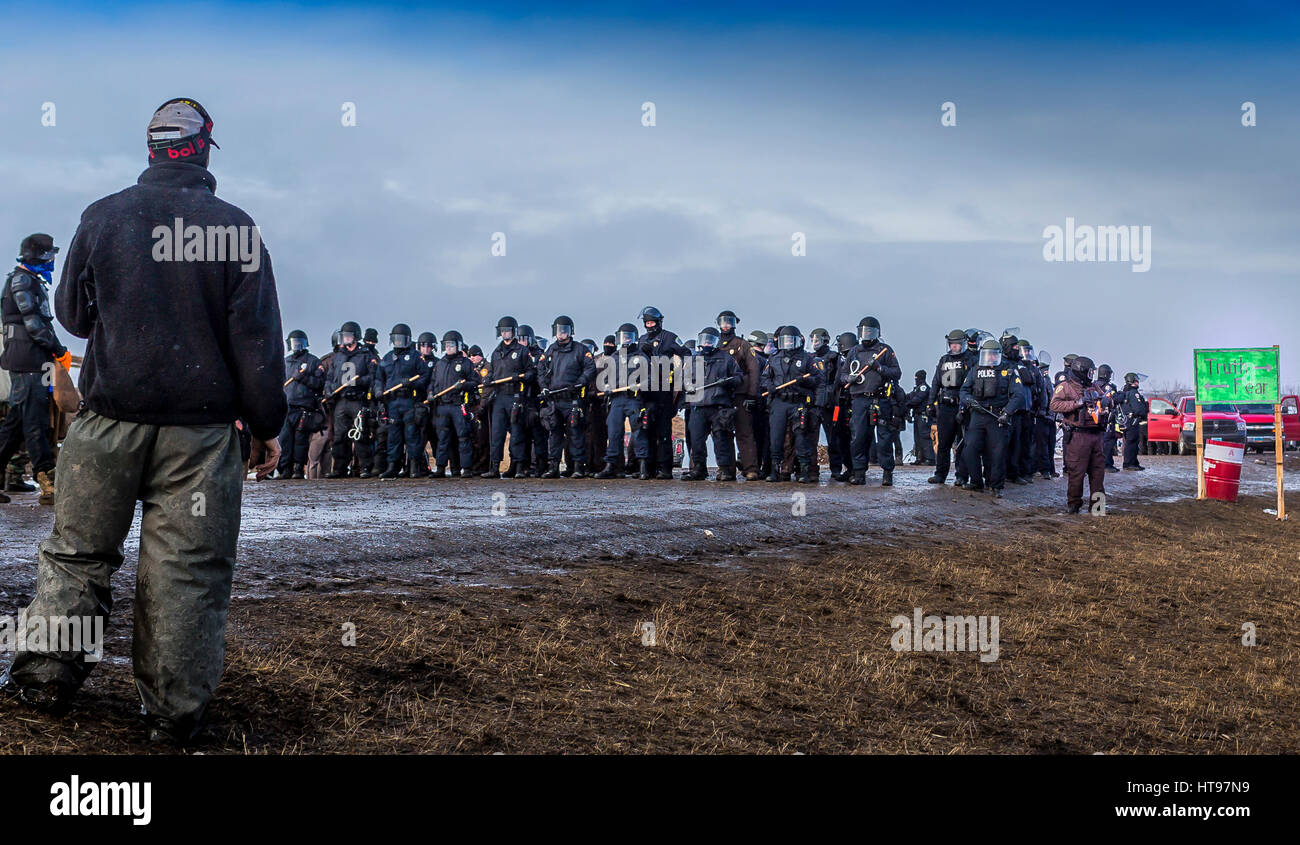 Palla di cannone, Stati Uniti. Il 22 febbraio, 2017. Ribelle NoDAPL protezioni di acqua di fronte-off con vari organismi preposti all'applicazione della legge nel giorno in cui il camp è stato slated per essere razziato il 22 febbraio 2017. Credito: Michael Nigro/Pacific Press/Alamy Live News Foto Stock