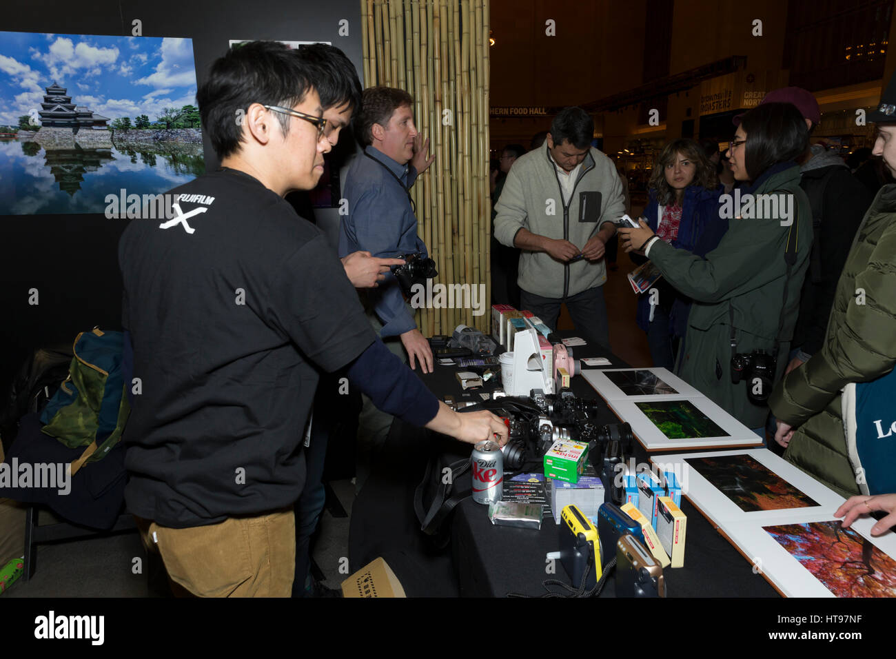 New York, Stati Uniti. 09Mar, 2017. I Newyorkesi sfoglia Fuji fotocamere e accessori durante la settimana il Giappone alla Vanderbilt Hall della Grand Central Terminal Credit: Lev Radin/Pacific Press/Alamy Live News Foto Stock