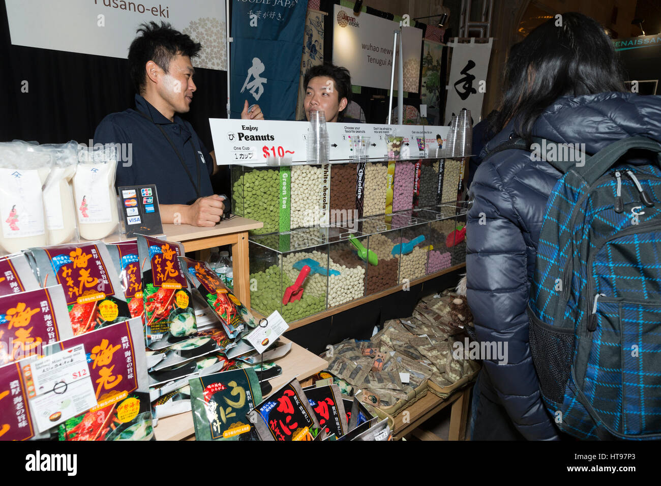 New York, Stati Uniti. 09Mar, 2017. I Newyorkesi comprare prodotti da Fusano-eki durante la settimana il Giappone alla Vanderbilt Hall della Grand Central Terminal Credit: Lev Radin/Pacific Press/Alamy Live News Foto Stock