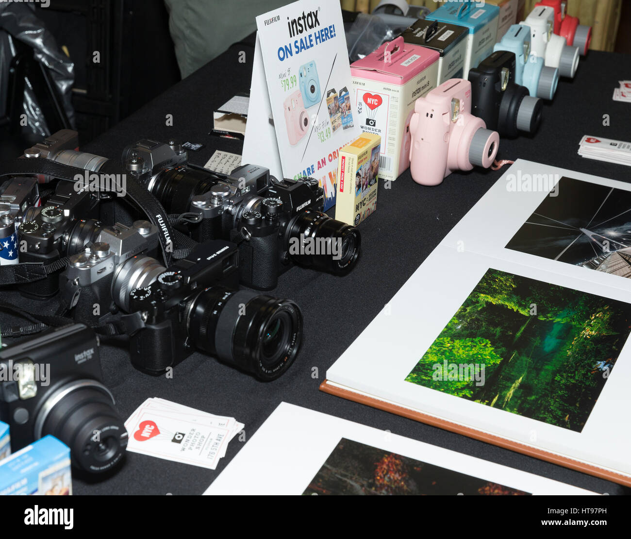 New York, Stati Uniti. 09Mar, 2017. Fuji fotocamere e accessori sul display durante la settimana il Giappone alla Vanderbilt Hall della Grand Central Terminal Credit: Lev Radin/Pacific Press/Alamy Live News Foto Stock