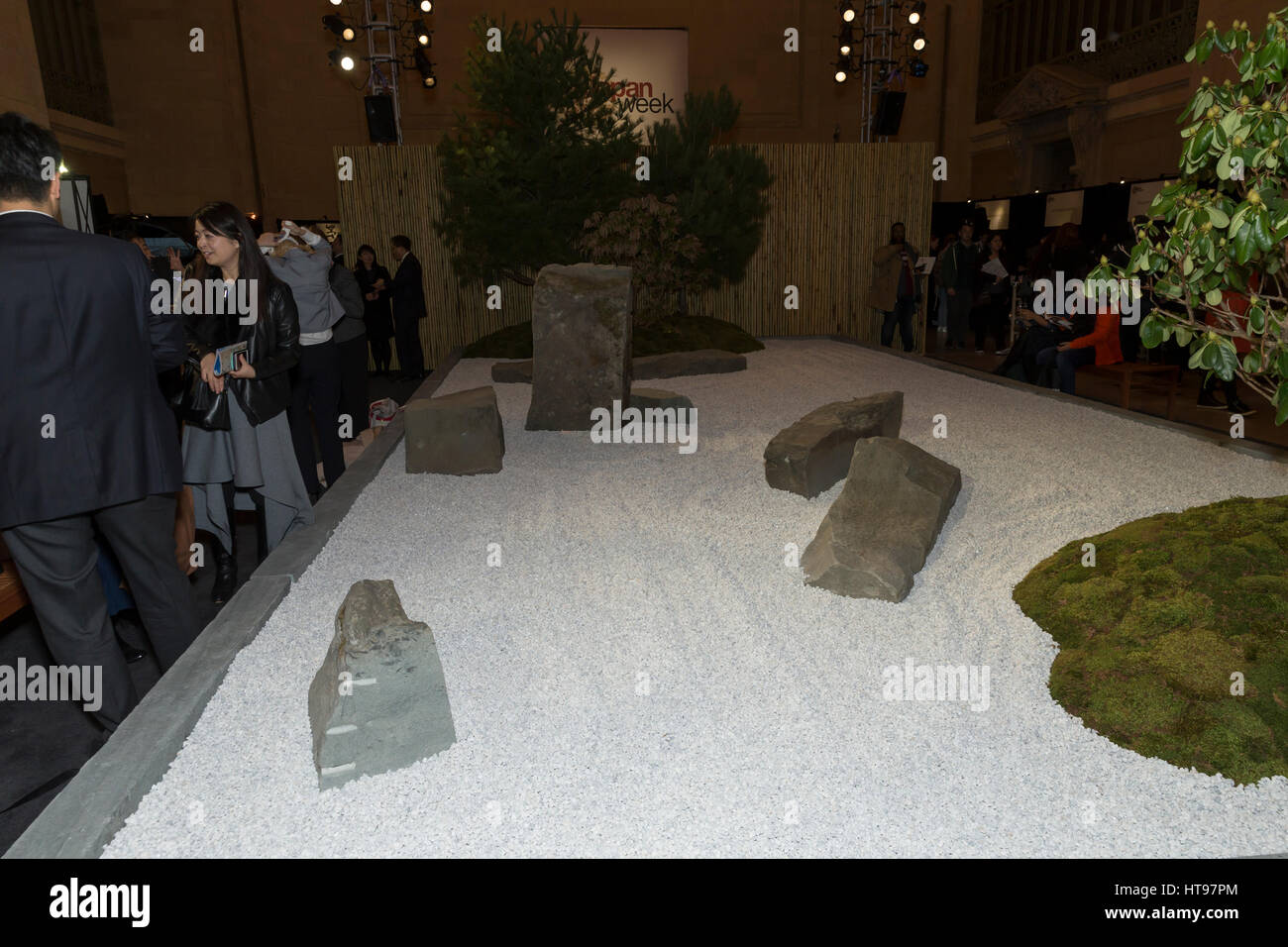 New York, Stati Uniti. 09Mar, 2017. Giardino Zen installato per il Giappone settimana al Vanderbilt Hall della Grand Central Terminal da Yuri Ugaya, Tatsuhiko Kobayashi, Kensaku Yamaguchi Credito: Lev Radin/Pacific Press/Alamy Live News Foto Stock