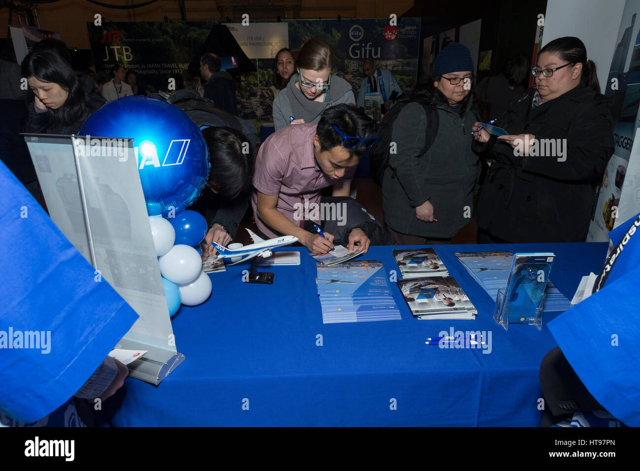 New York, Stati Uniti. 09Mar, 2017. I Newyorkesi sfoglia volantini di viaggio a ANA ariline stand durante la settimana il Giappone alla Vanderbilt Hall della Grand Central Terminal Credit: Lev Radin/Pacific Press/Alamy Live News Foto Stock