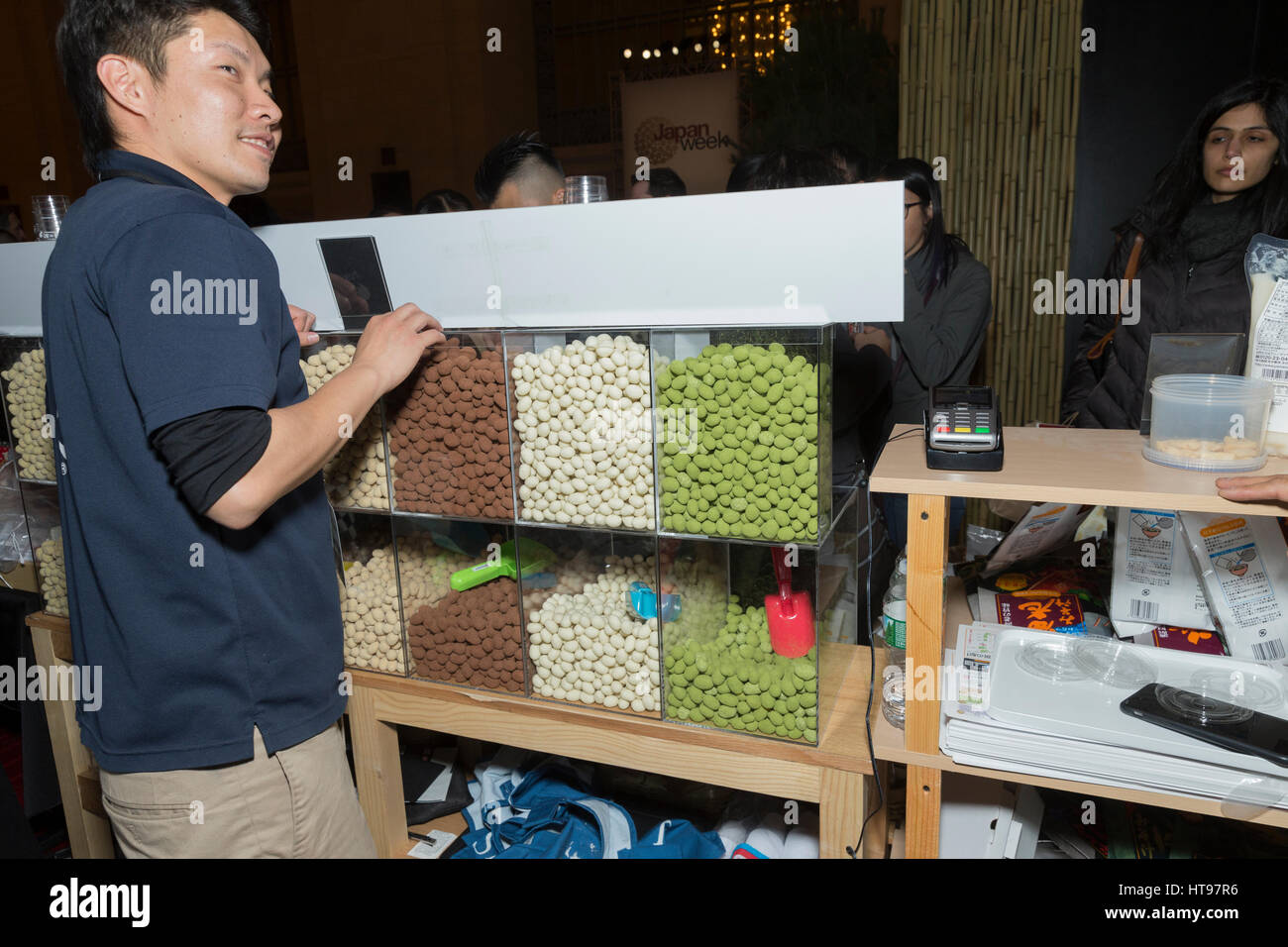 New York, Stati Uniti. 09Mar, 2017. Fusano-eki rappresentante vende prodotti durante la settimana il Giappone alla Vanderbilt Hall della Grand Central Terminal Credit: Lev Radin/Pacific Press/Alamy Live News Foto Stock