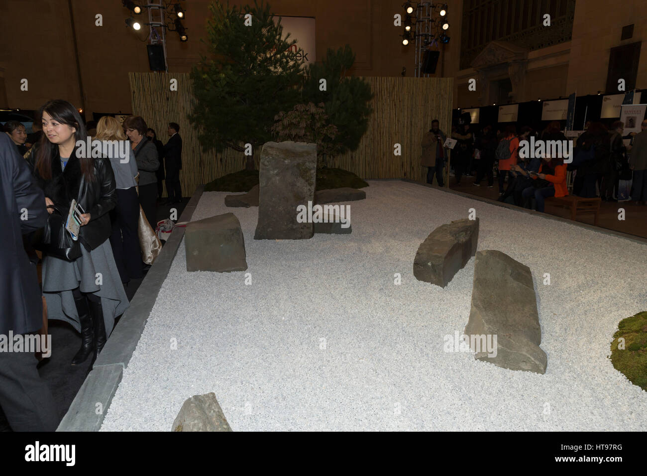 New York, Stati Uniti. 09Mar, 2017. Giardino Zen installato per il Giappone settimana al Vanderbilt Hall della Grand Central Terminal da Yuri Ugaya, Tatsuhiko Kobayashi, Kensaku Yamaguchi Credito: Lev Radin/Pacific Press/Alamy Live News Foto Stock