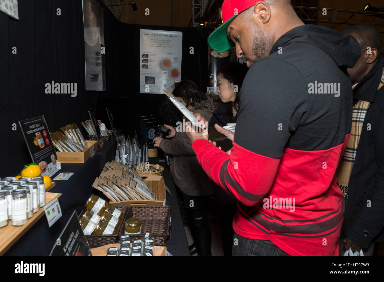 New York, Stati Uniti. 08 Mar, 2017. I Newyorkesi sfoglia Kayanoya prodotti durante la settimana il Giappone alla Vanderbilt Hall della Grand Central Terminal Credit: Lev Radin/Pacific Press/Alamy Live News Foto Stock