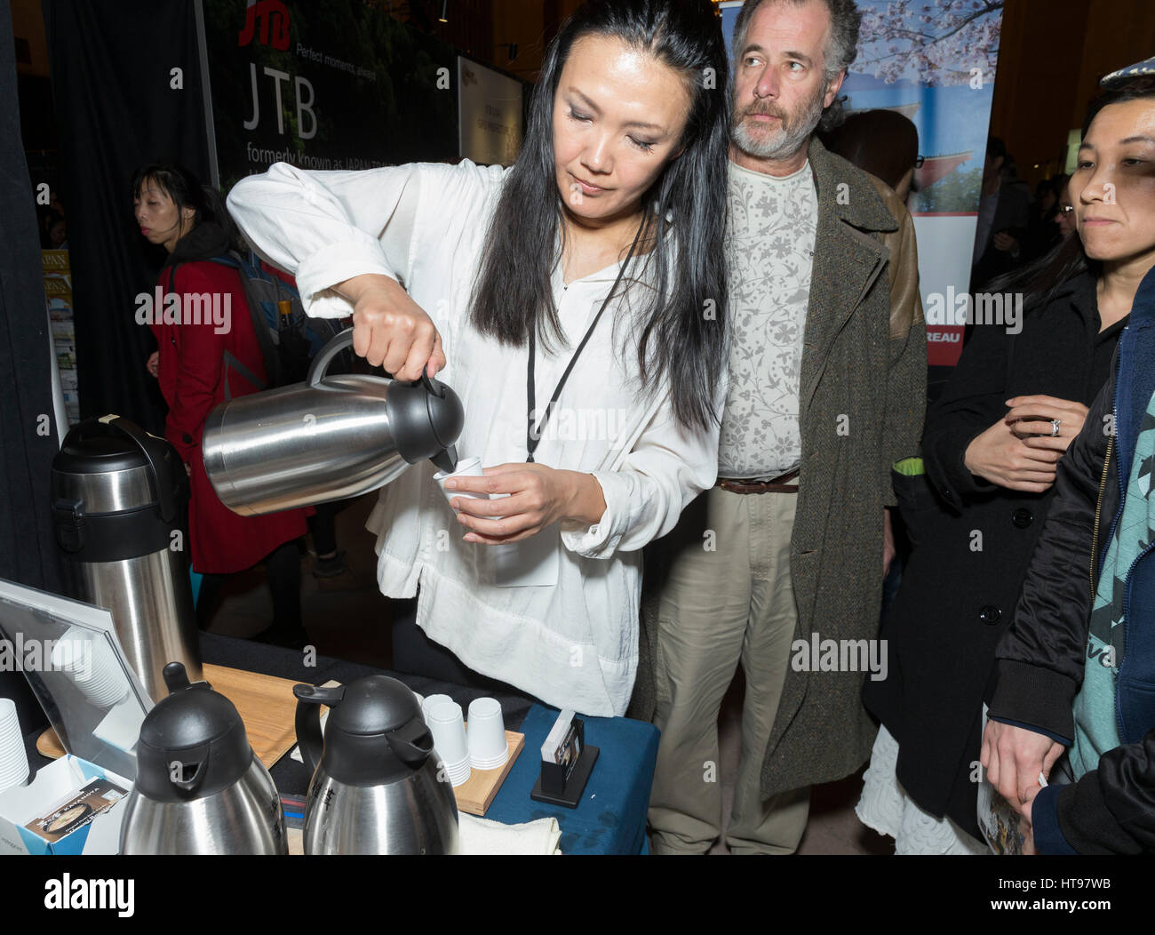 New York, Stati Uniti. 09Mar, 2017. I Newyorkesi gusto Kayanoya prodotti durante la settimana il Giappone alla Vanderbilt Hall della Grand Central Terminal Credit: Lev Radin/Pacific Press/Alamy Live News Foto Stock