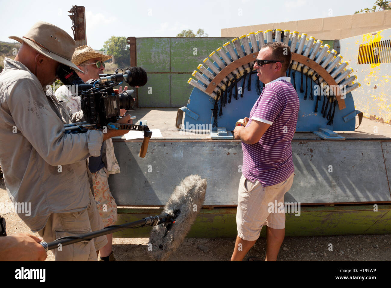 Il Maltese pirotecnico intervistata per TV durante il montaggio di un professionista spettacolo pirotecnico messo in una delle feste cattoliche in Malta. Foto Stock