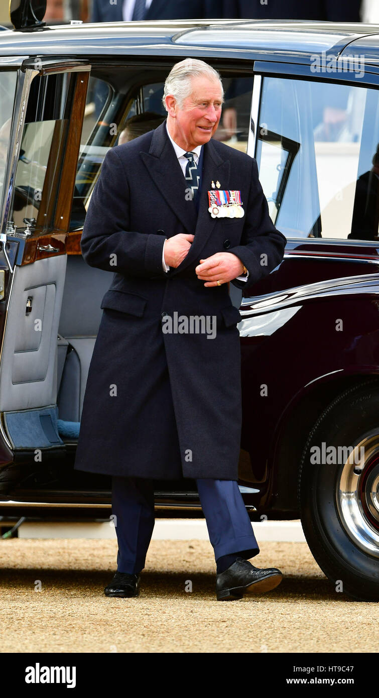 Il Principe di Galles che frequentano un militare ufficioso sul servizio la sfilata delle Guardie a Cavallo a Londra, precedendo l inaugurazione di un monumento nazionale di onorare le forze armate e i civili che hanno servito il loro paese durante la guerra del Golfo e dei conflitti in Iraq e in Afghanistan. Foto Stock