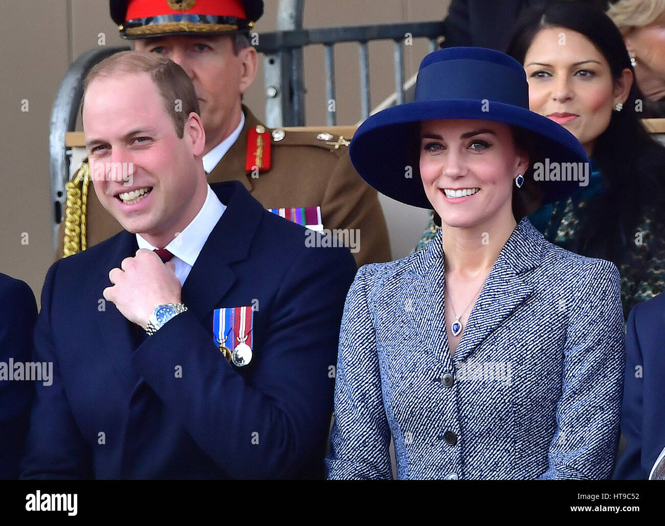 Il Duca e la Duchessa di Cambridge frequentando un militare ufficioso sul servizio la sfilata delle Guardie a Cavallo a Londra, precedendo l inaugurazione di un monumento nazionale di onorare le forze armate e i civili che hanno servito il loro paese durante la guerra del Golfo e dei conflitti in Iraq e in Afghanistan. Foto Stock