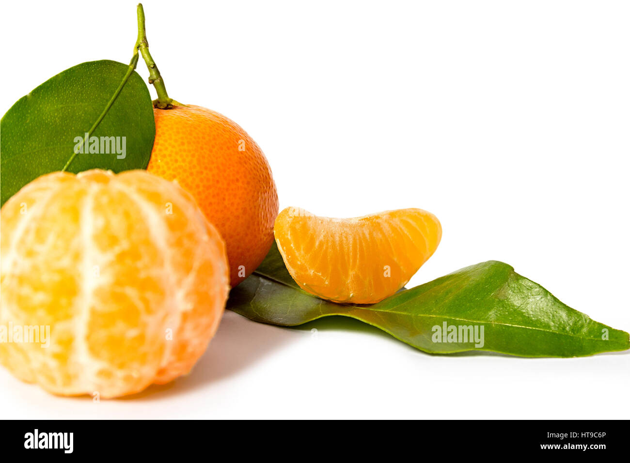 Tangerini freschi e frutta sbucciata su sfondo bianco. Foto Stock