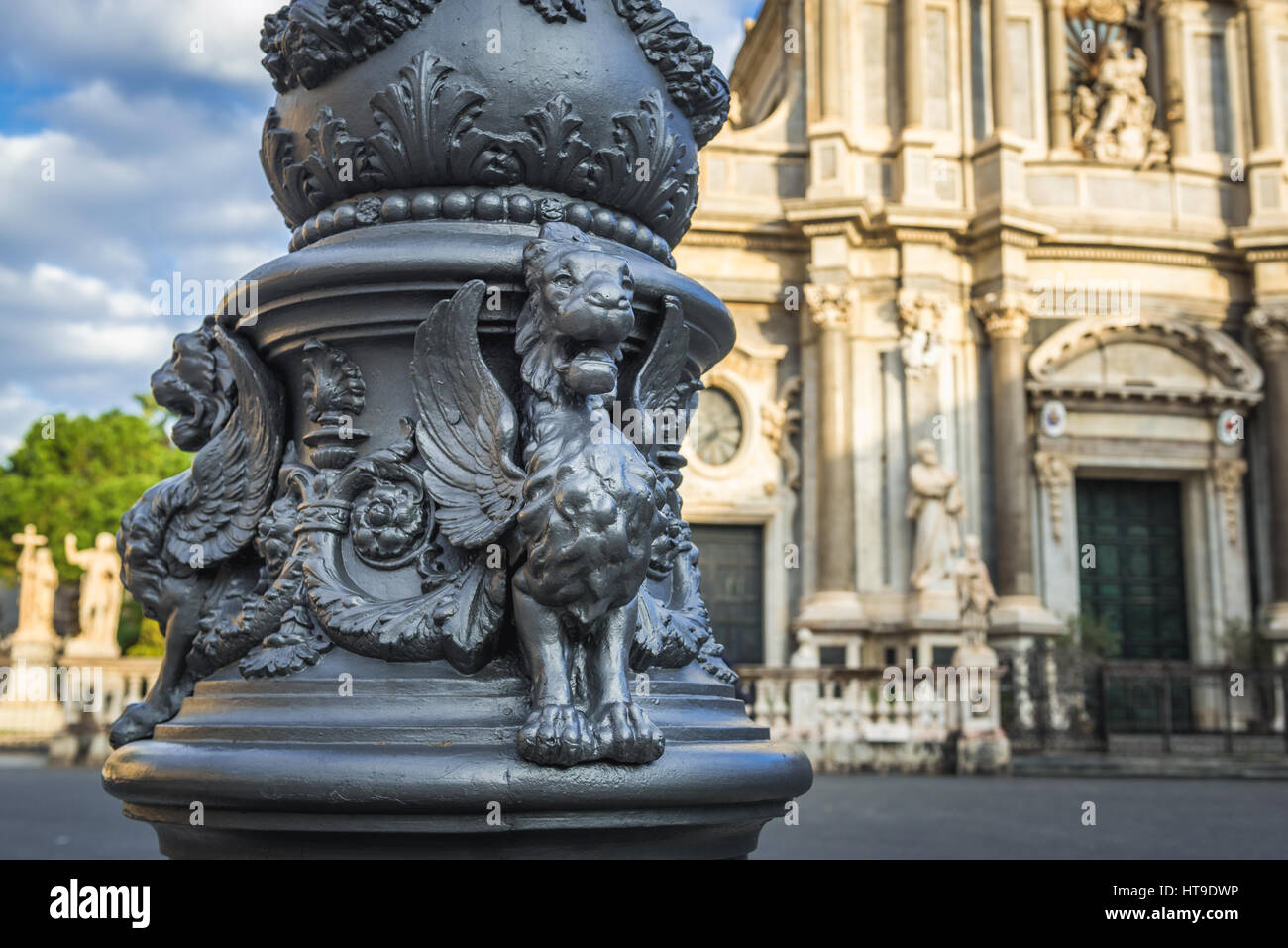 Leoni alati su una lanterna a Piazza della Cattedrale nella città di Catania, dal lato est della Sicilia Isola, Italia. Cattedrale di Sant'Agata sullo sfondo Foto Stock