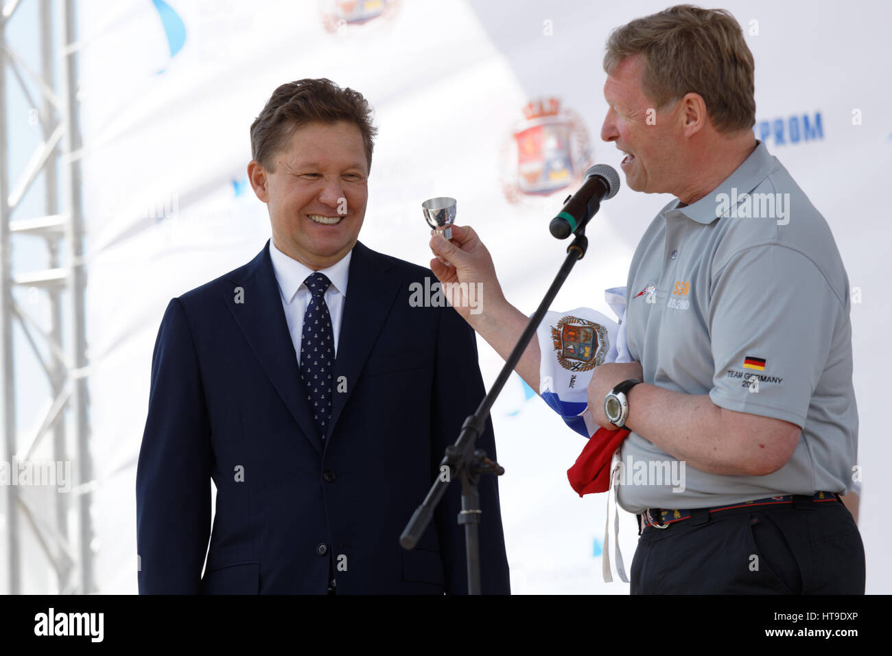 Il principe Alexander di Schleswig-Holstein (destra) presenta un souvenir al presidente del consiglio di amministrazione di Gazprom Alexei Miller Foto Stock
