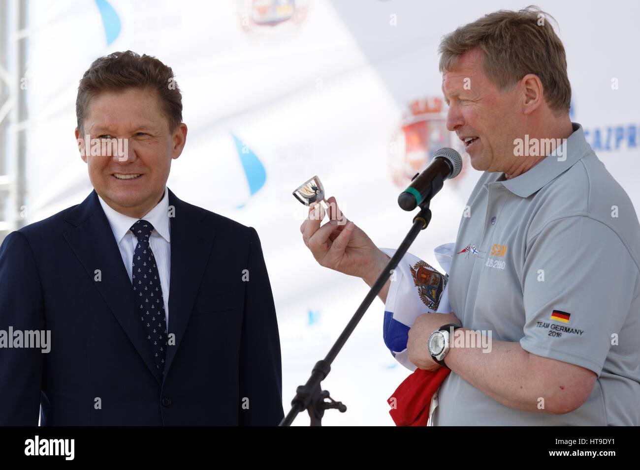 Il principe Alexander di Schleswig-Holstein (destra) presenta un souvenir al presidente del consiglio di amministrazione di Gazprom Alexei Miller Foto Stock