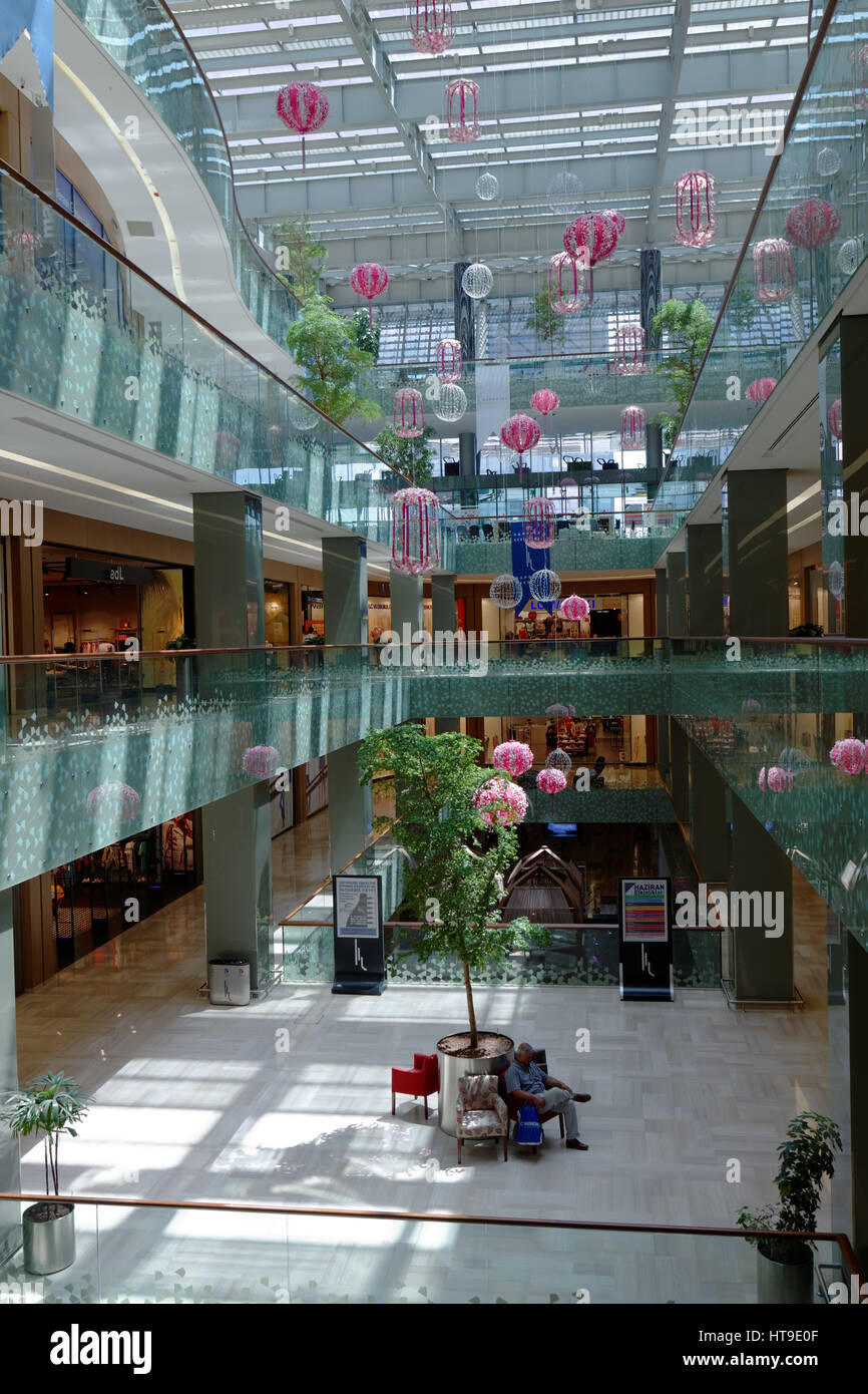 Shopping Mall in edificio di zaffiro, Istanbul, Turchia Foto Stock