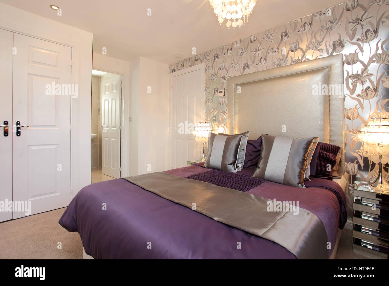 Home interno, una camera da letto decorata in viola e argento, dispongono  di parete, carta da parati color argento,flower pattern, en suite, armadi  Foto stock - Alamy