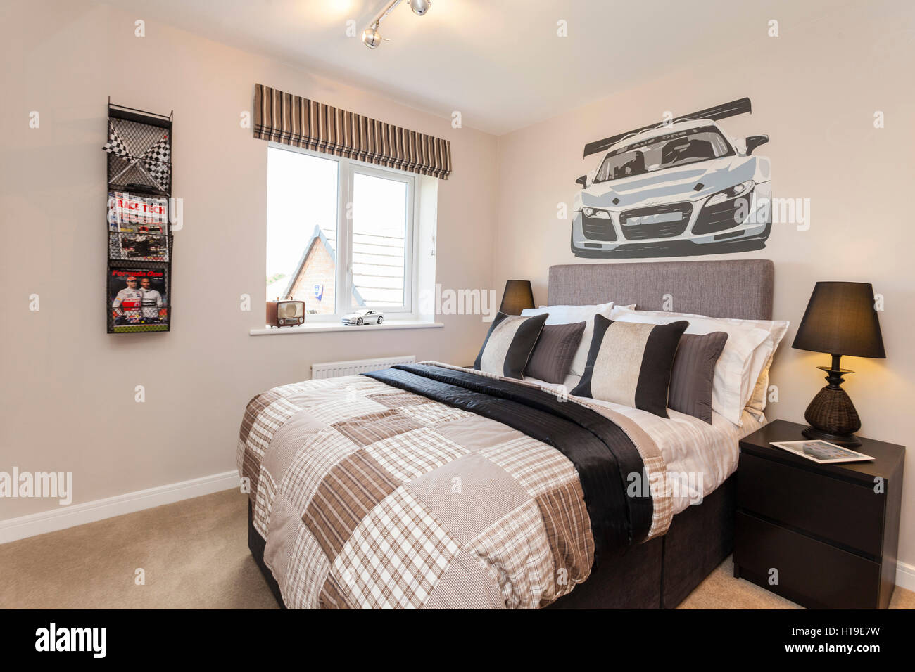 Home interno, ragazzi in camera da letto, racing tema auto di formula uno decor, auto decorazione, controllare buttare, patchwork, Foto Stock