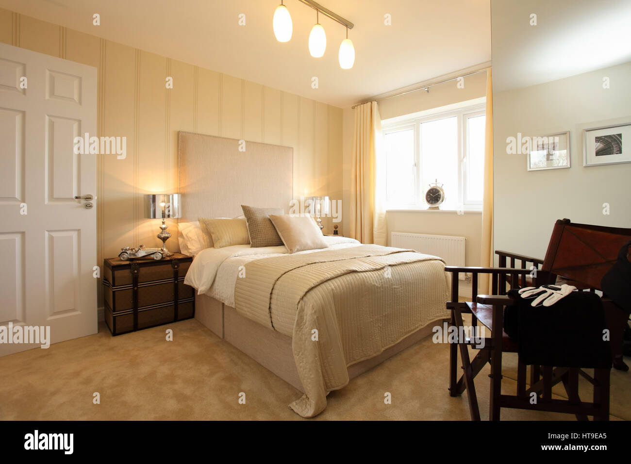 Home interno, camera da letto, crema gialla decor, luminose, luminosa e ariosa, copriletto crema, cuscini, gettare, sedia, Foto Stock