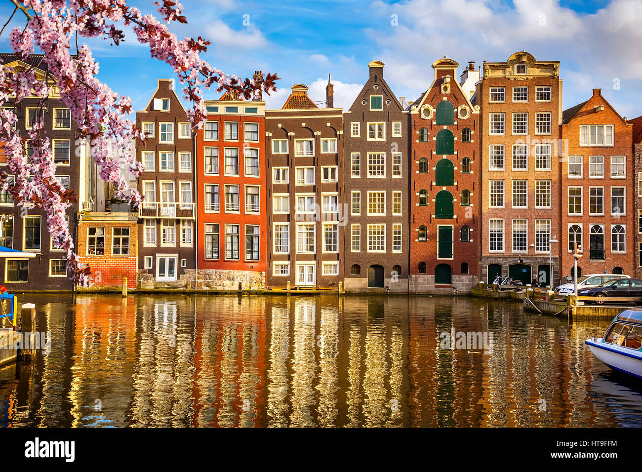 Tradizionali di vecchi edifici di Amsterdam a molla, Paesi Bassi Foto Stock