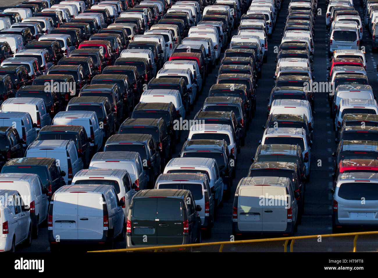 Immagine di sfondo delle linee della nuova Mercedes furgoni parcheggiati in Pasajes seaport (Paesi Baschi, Spagna) 2017. Foto Stock