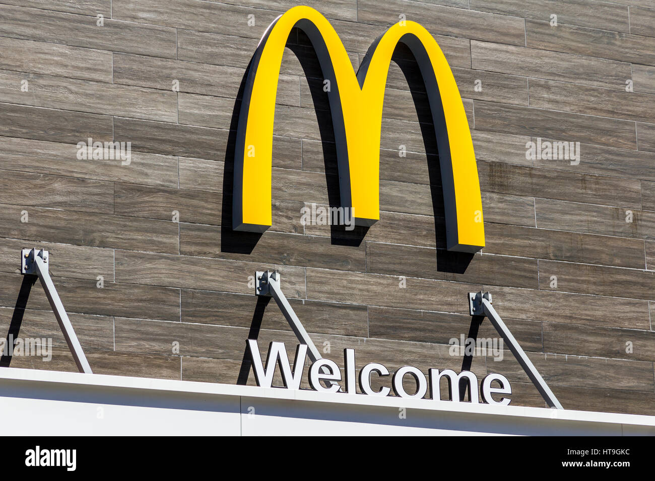 Muncie - Circa nel marzo 2017: ristorante McDonald's ubicazione. McDonald's è una catena di ristoranti di Hamburger X Foto Stock