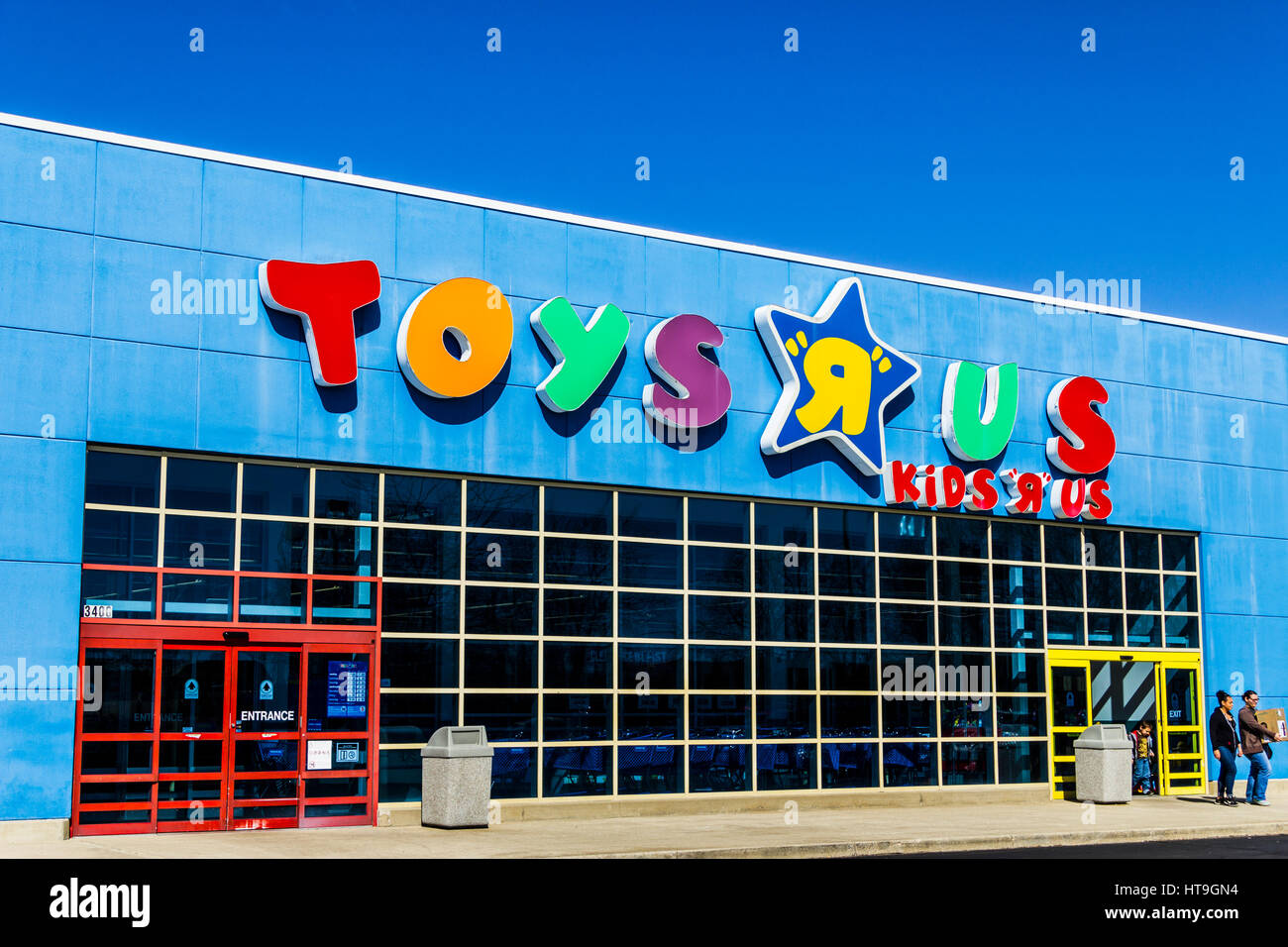 Muncie - Circa nel marzo 2017: Toys "R" Us Retail Strip Mall posizione. Toys "R" Us è un giocattolo per bambini è rivenditore III Foto Stock