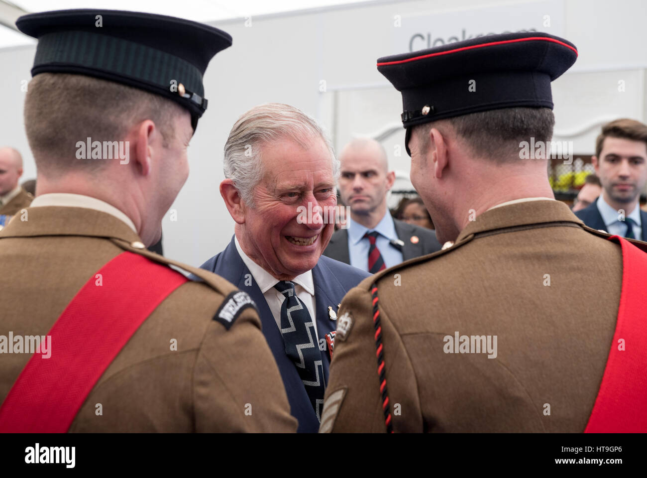 Il Principe di Galles durante un ricevimento sulla sfilata delle Guardie a Cavallo, Londra, a seguito di una forza militare di servizio ufficioso e inaugurazione del nuovo Iraq e Afghanistan memorial per onorare il servizio e il dovere di entrambi il Regno Unito le Forze Armate e i civili nella regione del Golfo, in Iraq e in Afghanistan. Foto Stock