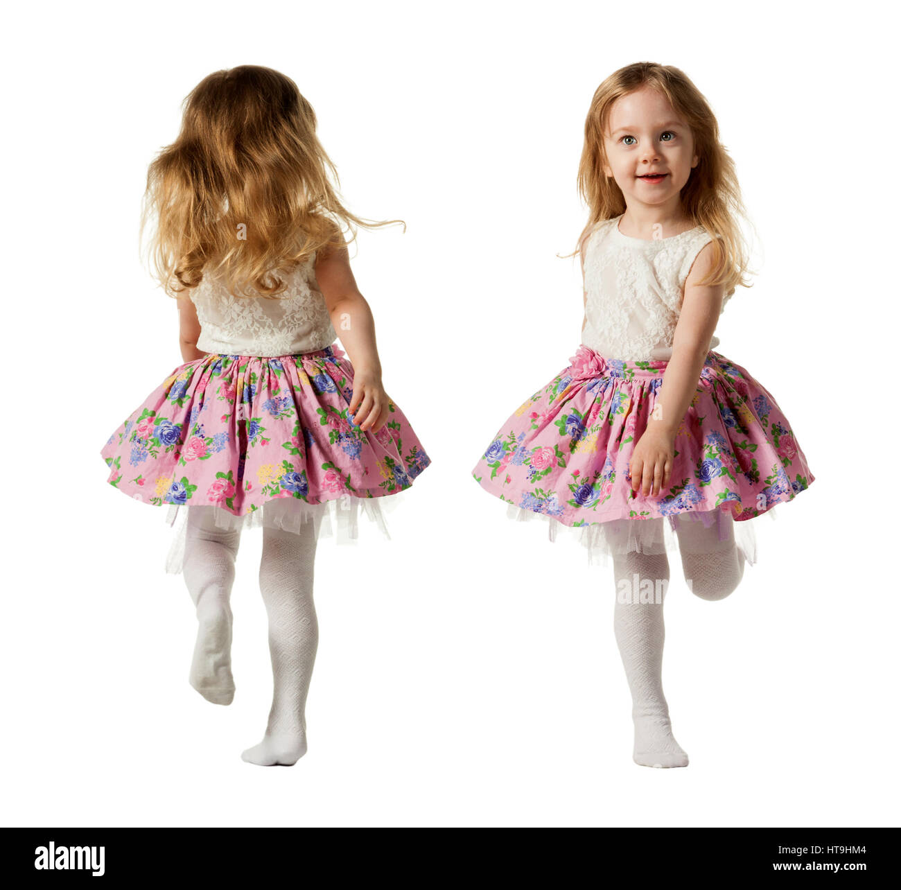 Carino tre-anno ragazza è jumping, acceso, dancing, ridendo. I suoi capelli non pettinati.I solated su sfondo bianco Foto Stock