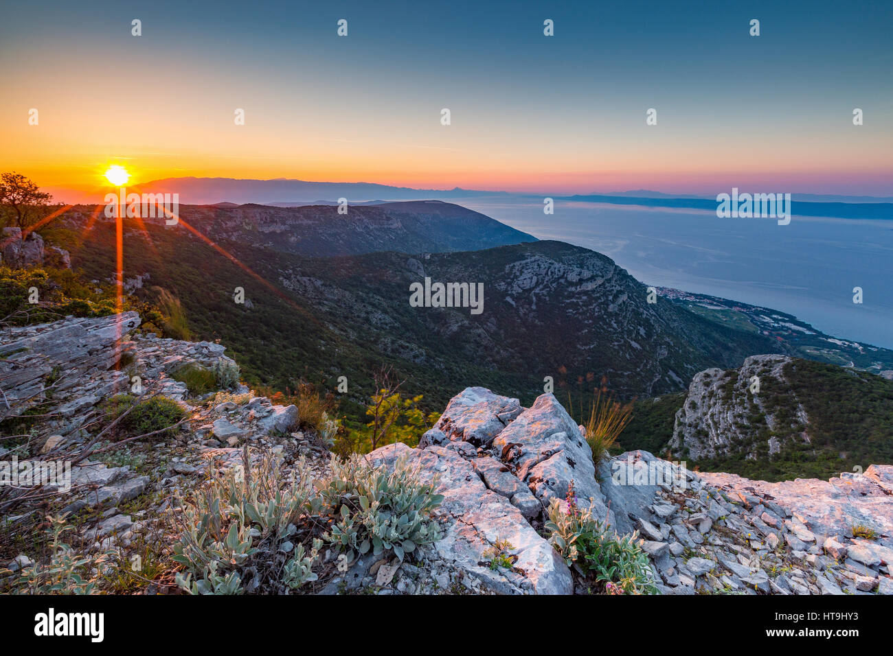 Alba dalla vetta rocciosa di Vidova Gora sull'isola di Brac. Mare Adriatico. Croazia. Europa. Foto Stock