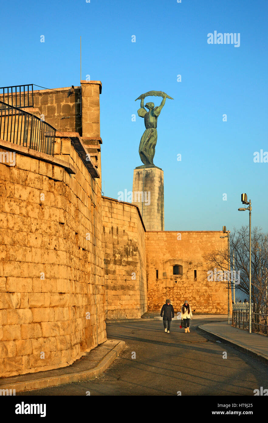 La cittadella castello, sulla collina Gellert, Buda, Budapest, Ungheria. Sullo sfondo del monumento della libertà. Foto Stock