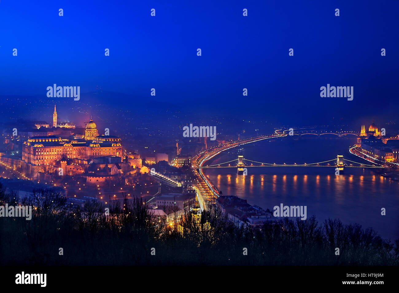 Il calare della notte a Budapest, Ungheria. Vista dalla collina Gellert e Cittadella castello, sul lato di Buda. Foto Stock