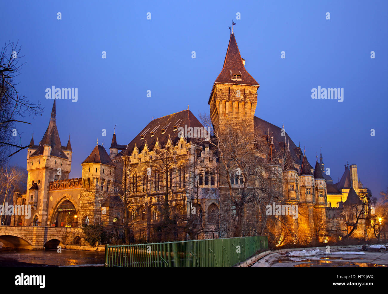 Castello di Vajdahunyad nel parco della città (Varosliget), Budapest, Ungheria Foto Stock