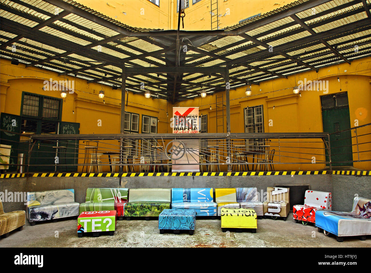 In cibo Carrello Udvar, una piscina street food court, al quartiere Ferencvaros (Distretto 9), Budapest, Ungheria Foto Stock