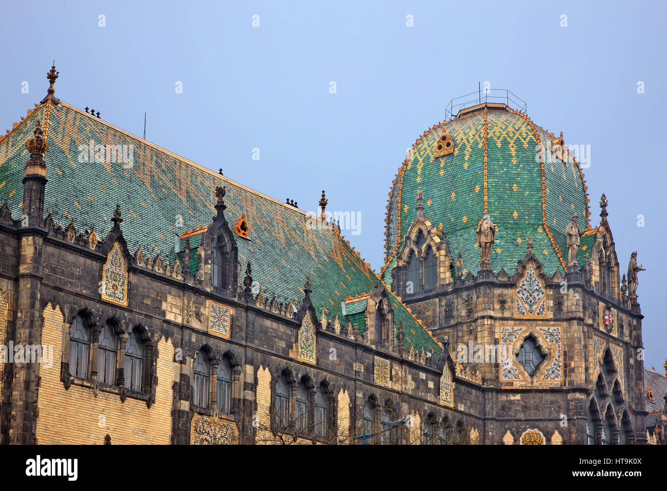 Il Museo di Arti Applicate (architetto: Ödön Lechner) e il suo splendido tetto con famose piastrelle Zsolnay. Budapest, Ungheria Foto Stock