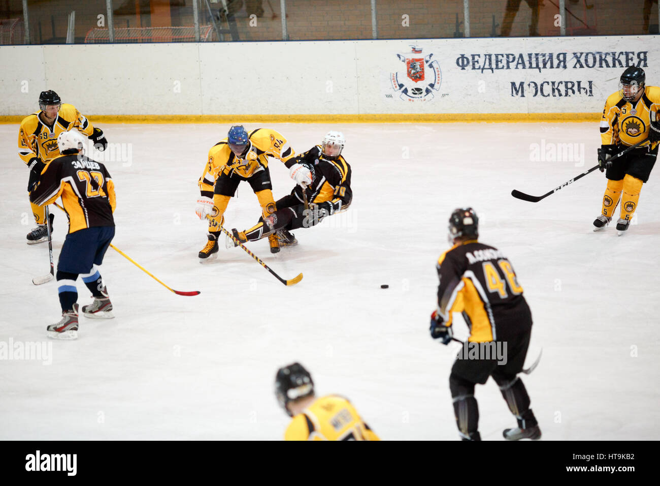 Mosca, Russia - Gennaio, 22, 2017: Amateur hockey league LHL-77. Gioco tra la squadra di hockey di 'New Jersey 53' e la squadra di hockey "Grizzly-2'. Foto Stock