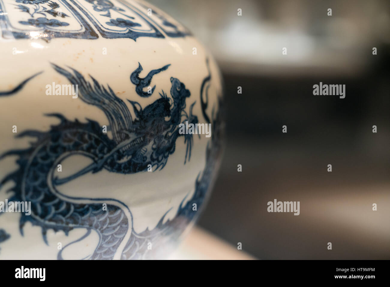 Un bel vaso di ceramica con un drago Foto Stock