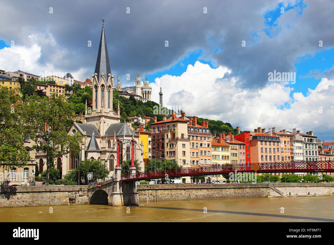 La chiesa di St. Georges e St. Georges ponte sul fiume Saone, con la Basilica di Notre Dame de Fourviere sullo sfondo, Lione, Francia Foto Stock