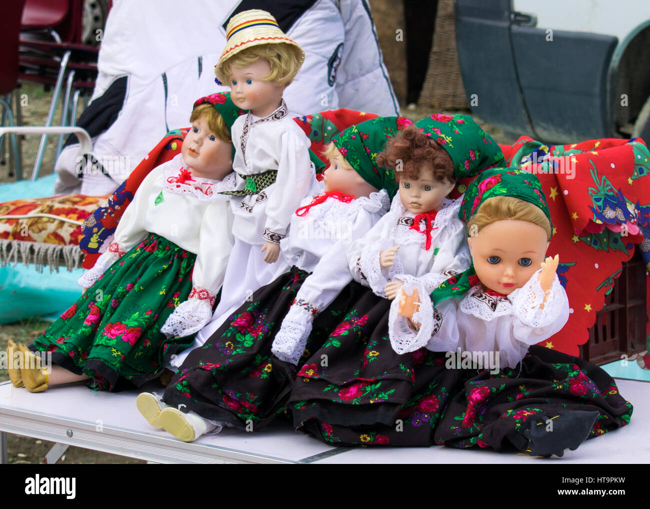 Bambole di souvenir in costumi nazionali Foto Stock