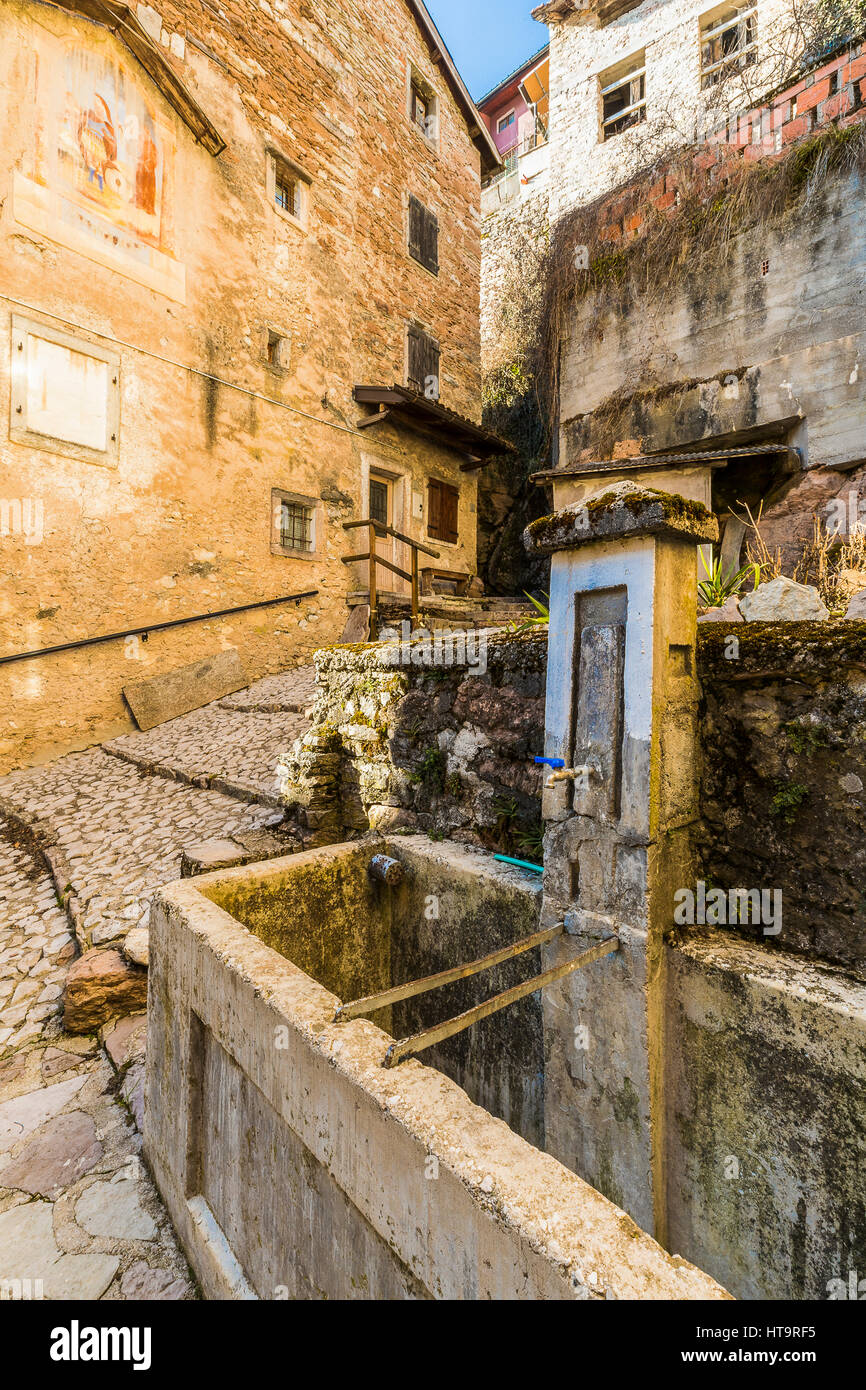 Italia Friuli Dolomiti Friulane Parco naturale Valcellina - Il villaggio di Casso Foto Stock