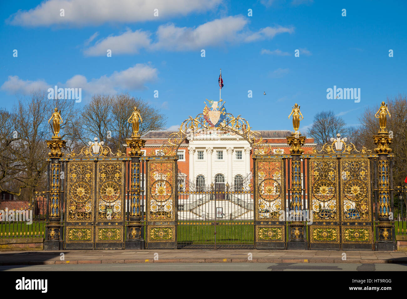 Warrington Town Hall Golden Gates Foto Stock