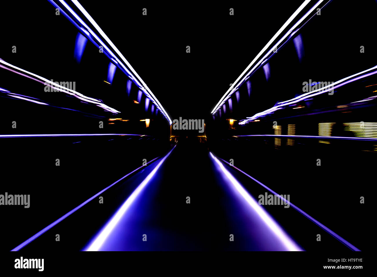 Tunnel astratta del movimento con le luci al neon, effetto zoom. Lo spazio negativo. Foto Stock