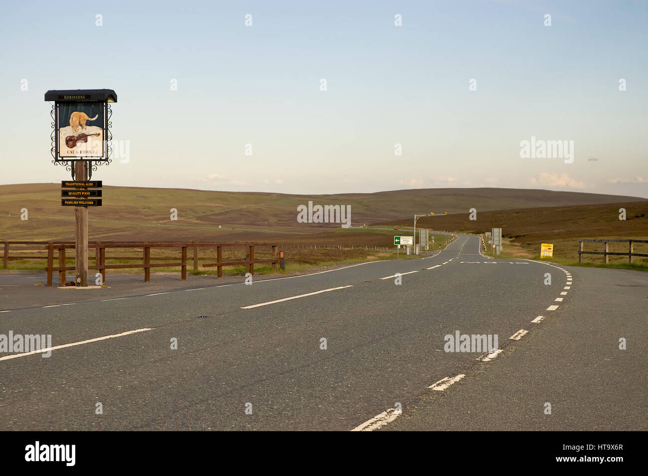 Il Cat & Fiddle Pub sulla A537 nel Parco Nazionale di Peak District Foto Stock