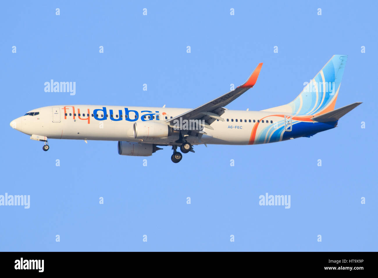 Dubai EMIRATI ARABI UNITI/Marzo 9, 2017: Boeing da volare Dubai atterraggio all'Aeroporto di Dubai. Foto Stock