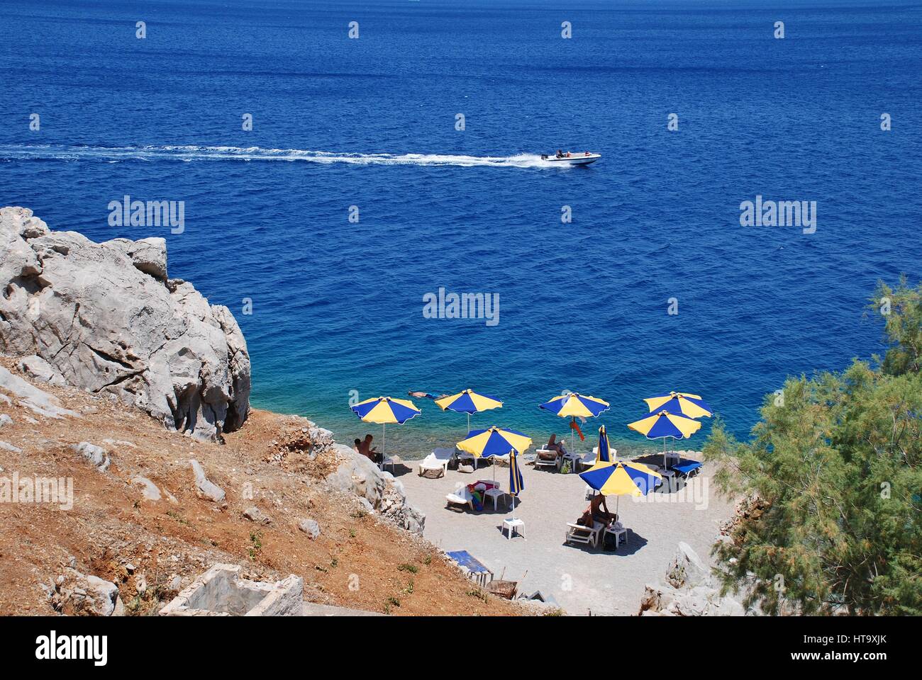 Guardando verso il basso sulla spiaggia di Nos vicino a Yialos sull'isola greca di Symi. Foto Stock