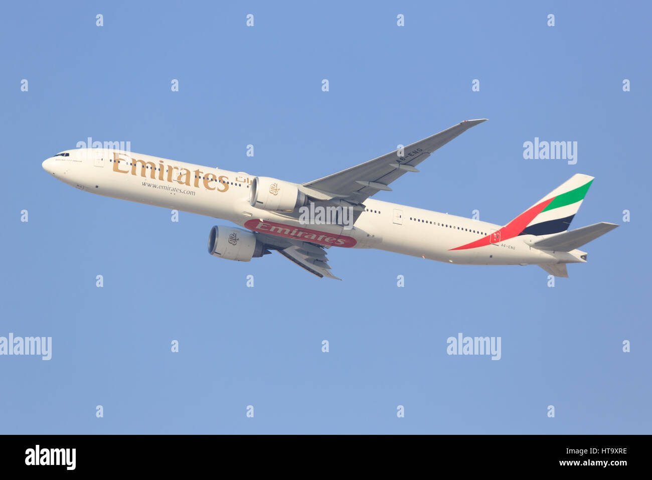 Dubai EMIRATI ARABI UNITI/Marzo 9, 2017: Boeing 777 da Emirates atterraggio all'Aeroporto di Dubai. Foto Stock