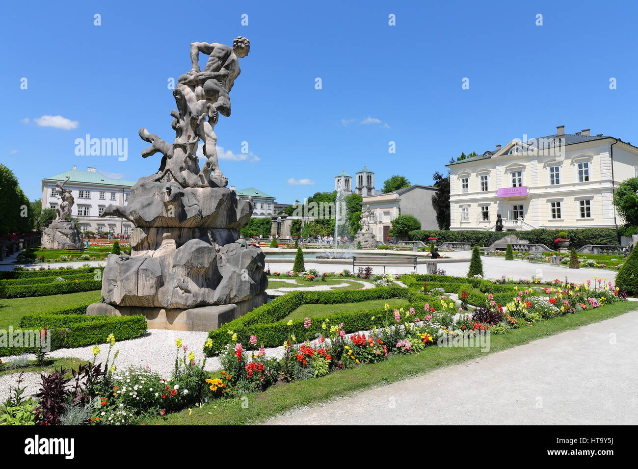 Il Giardino Mirabell a Salisburgo, presenti nel suono della musica con una scultura e una fontana. Foto Stock