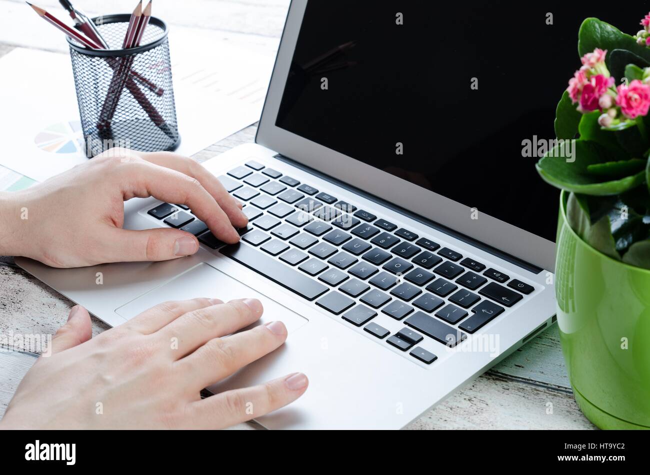 Uomo al lavoro con i moderni laptop in ufficio. Le mani la digitazione sulla tastiera Foto Stock