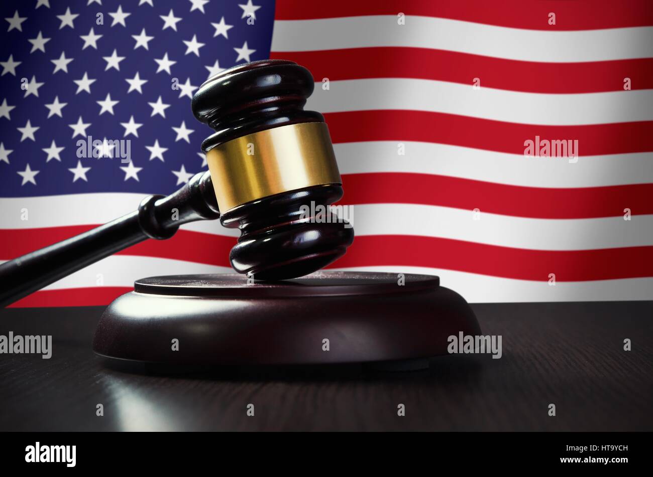 Martello di legno con bandiera degli Stati Uniti in background. Giustizia e diritto simbolo Foto Stock